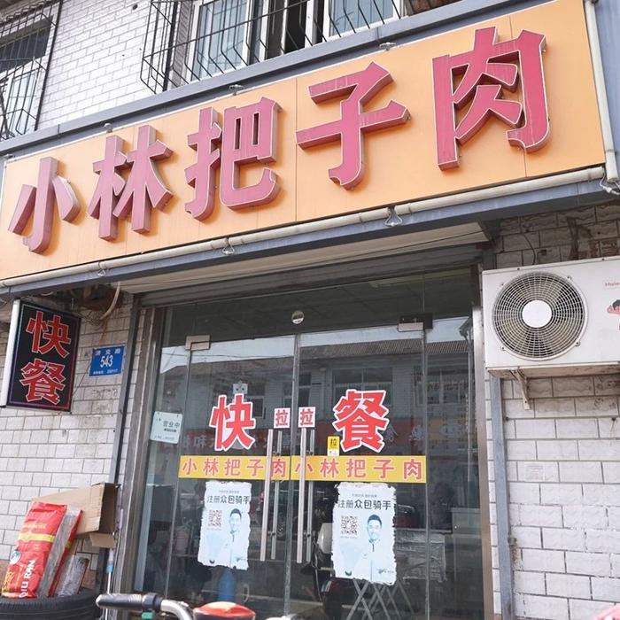 4岁半女儿去世后，他在医院附近扎根“还债”