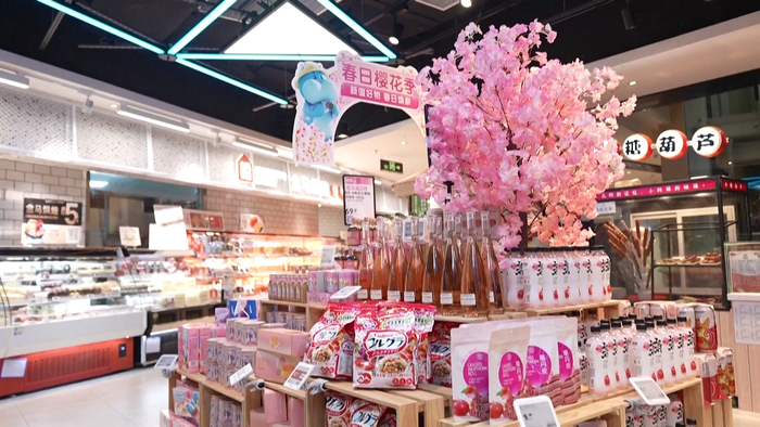 2022年4月5日，北京，商超货架上的樱花味食品 图源：视觉中国
