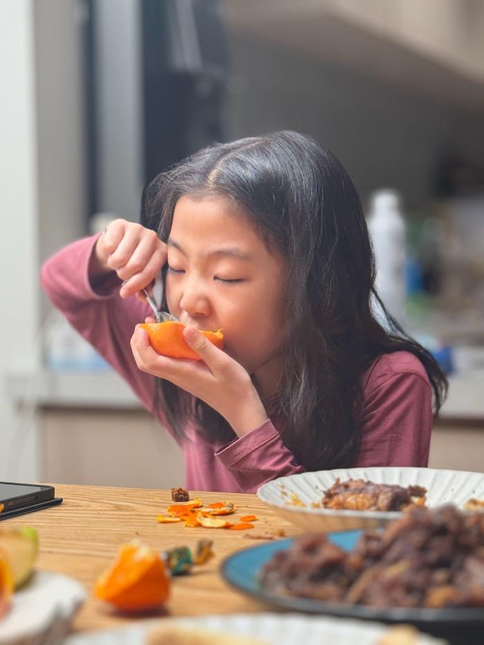 如果你仔细观察小孩， 你就会发现小孩的一些行为是和大人不一样的