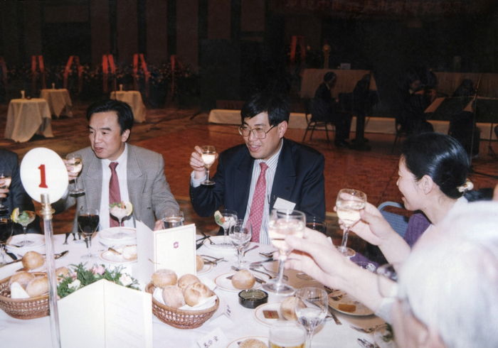 （1993年联办成立四周年，左起：刘鸿儒、王波明）