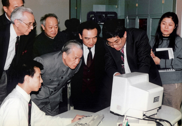 （1992年3月16日，陈锦华等部委领导访问联办及STAQ系统控制中心）