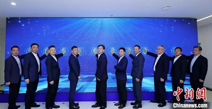 成都济仁血液透析中心捐资及揭牌仪式现场。