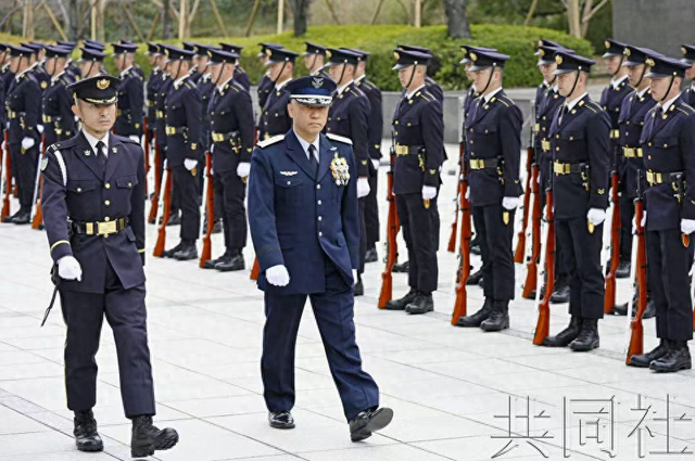 3月24日，日本“统合作战司令部”司令官南云宪一郎（右）接受荣誉礼。图源：日本共同社