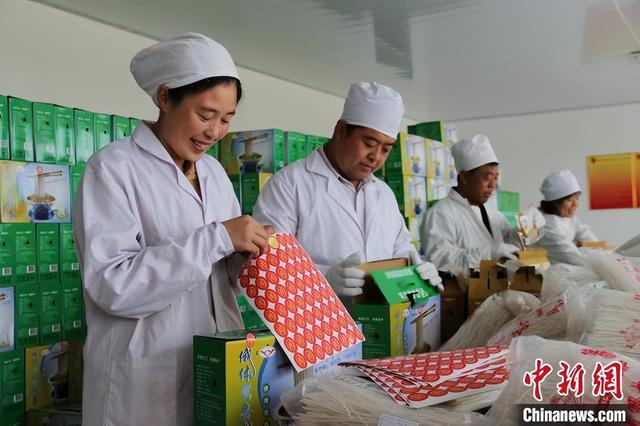 图为粉条加工厂工人正在为产品包装。 时秀霞 摄