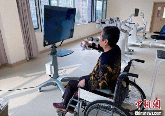 宁阳县医养服务中心内，老人在借助智能化设备做康复训练。宁阳县委宣传部供图