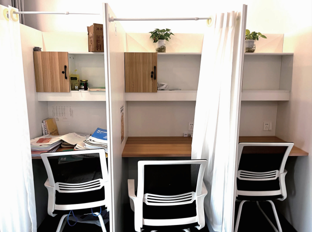 付费自习室座位独立，私密性较好