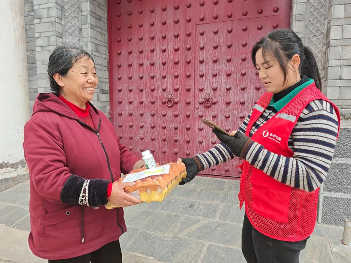 张雪将鸡蛋送达多多买菜提货点团长