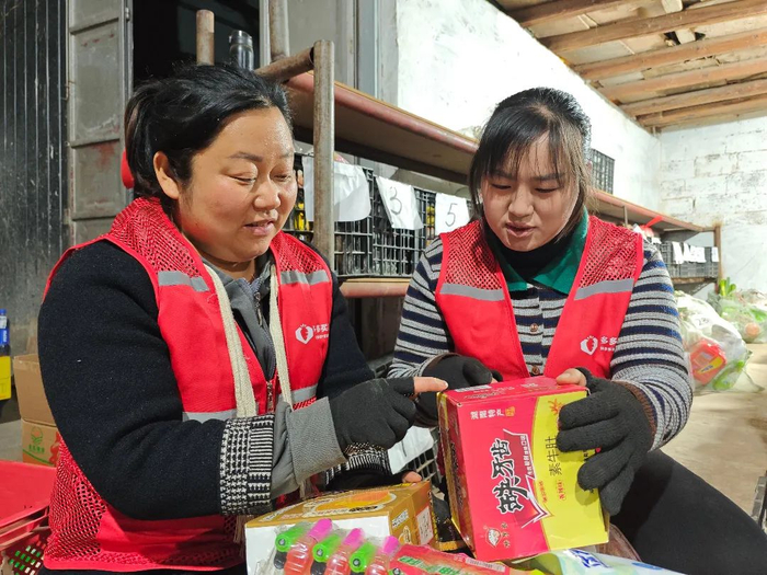 张雪指导分拣员核对当日商品信息