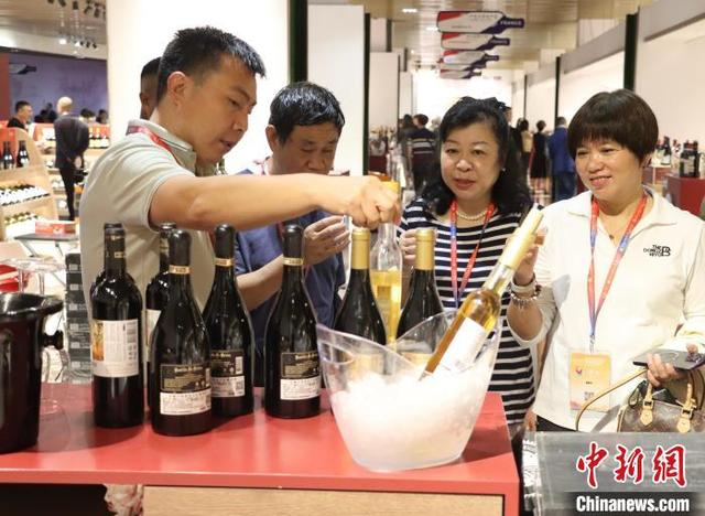 2024年，浙江青田，客商在侨博会采购葡萄酒。 黄彦君 摄