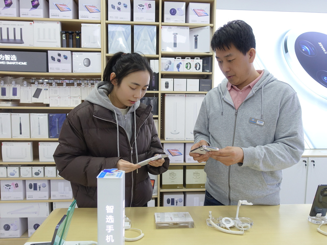 消费者选购新首机。草原云记者 高慧 摄