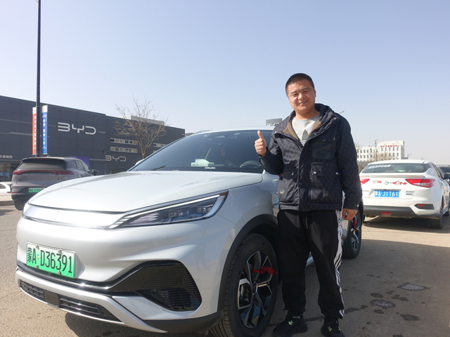 通过置换更新刚提到新车的郝先生为政策点赞。草原云记者 高慧 摄