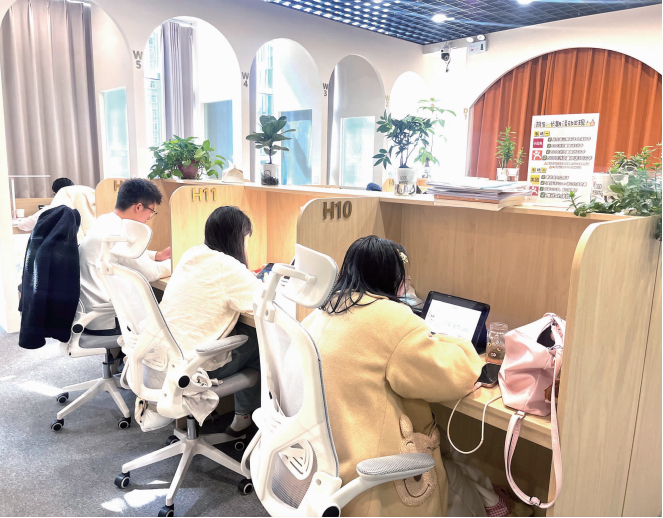 顾客在付费自习室学习
