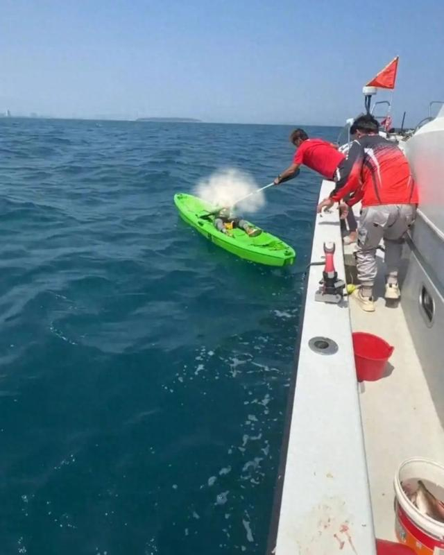 小孩获救瞬间。视频截图