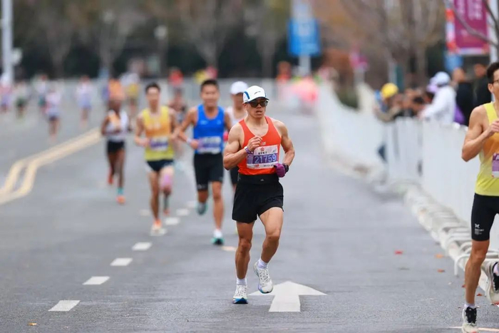  职业“私兔”张杨正在跑马拉松。图据受访者