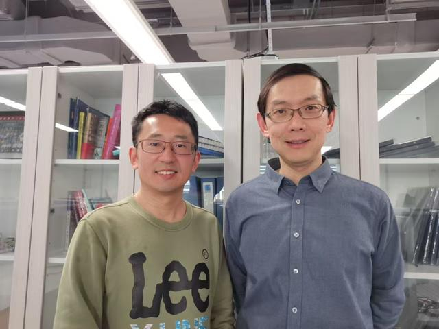 西湖大学工学院副院长张岳教授（右）和他的博士生鲍光胜。受访者供图