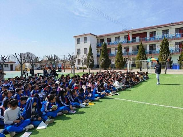 秦安励志助学团队博士生在为学生上课。北京科技大学供图