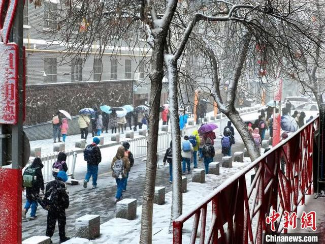 图为乌鲁木齐市第一小学学生顶着风雪前往学校。中新社记者 王小军 摄