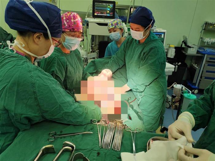 双胎孕妇孕晚期突发重症胰腺炎，武大人民医院东院区多学科协作护航母婴平安