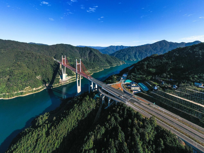  2024年10月25日，贵州剑河至黎平高速公路正式建成通车 杨文斌摄 