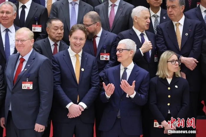苹果公司首席执行官库克（左三）在中国发展高层论坛2025年年会开幕式前与其他嘉宾交流。中新社记者 蒋启明 摄