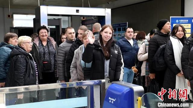出入境乘客在饶河口岸排队安检。 饶河县委宣传部供图