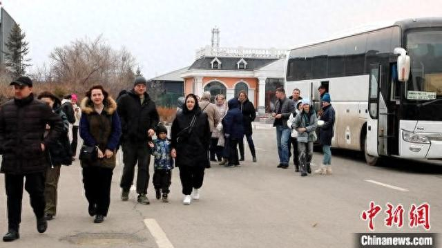 出入境乘客在饶河口岸办理通关手续。 饶河县委宣传部供图