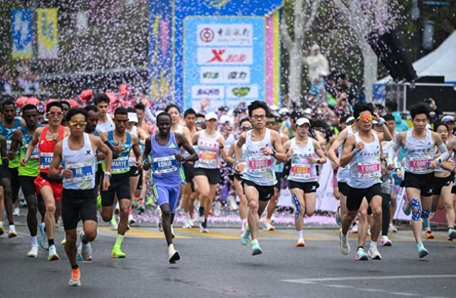 3月23日，参赛选手在2025武汉马拉松比赛中出发。新华社记者 杜子璇 摄