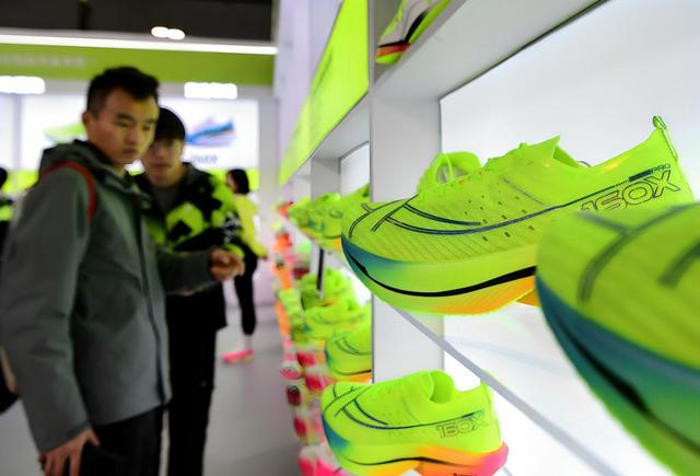 1月2日，参观者在第六届中国马拉松博览会运动装备展区挑选运动鞋。新华社记者 魏培全 摄