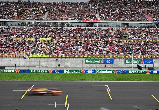 3月23日，观众在F1中国大奖赛现场观赛。新华社记者 贺长山 摄