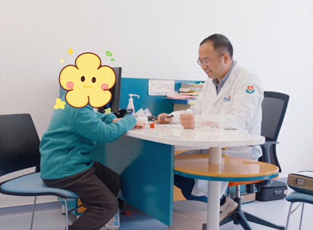 黄敏辉在门诊中。（资料图片，图文无关） 