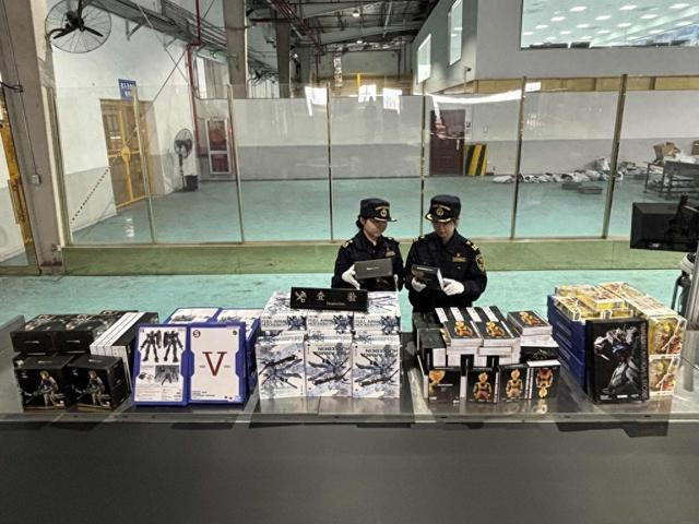 海关关员查获的申报不实动漫周边产品。上海海关 供图