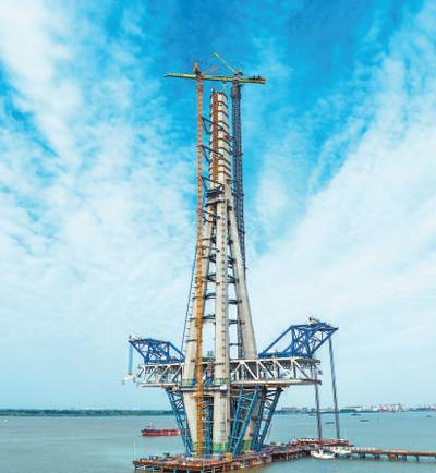 图为全球最大吨位桥面吊机在常泰长江大桥作业。赵振宇摄（人民视觉）