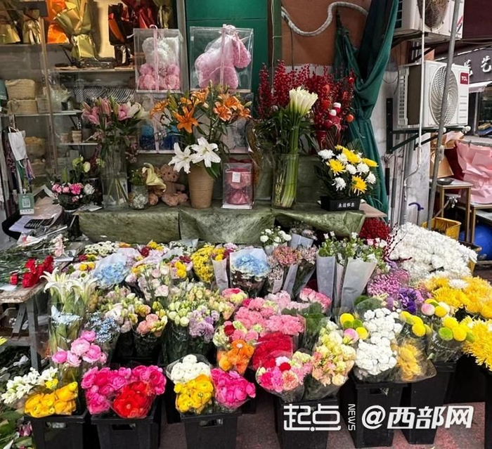 朱雀花卉市场销售着不同种类的鲜花。