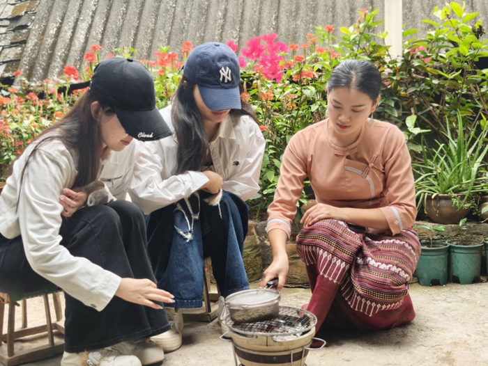 玉应罕在教游客体验烘焙咖啡