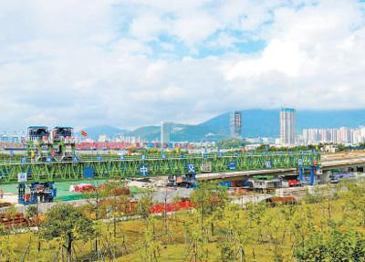 图为墩梁一体化架桥机在深圳盐港东立交施工现场作业。中交二航局供图