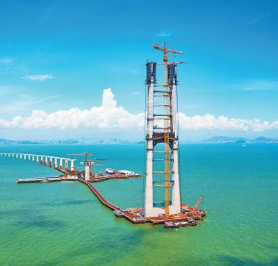 图为智能筑塔机参与深中大桥东索塔施工。杜才良摄（人民视觉）