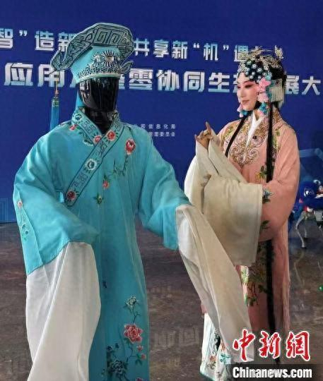 穿着小生戏服的人形机器人和女演员一起表演。顾名筛 摄