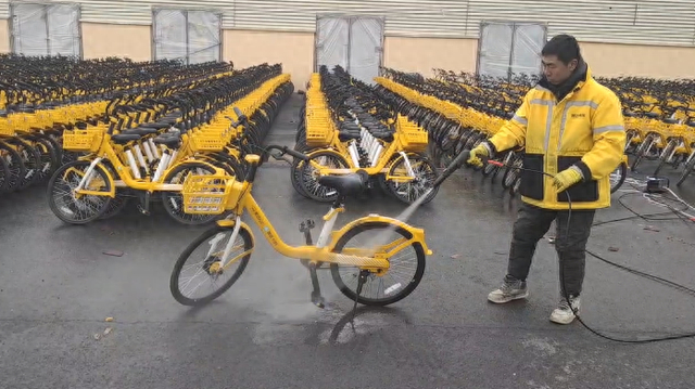 工作人员正在清洁共享单车 长春市城管局/供图