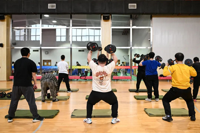 在中国农业大学东校区，学生在减脂课上进行力量训练。新华社记者 陈钟昊 摄