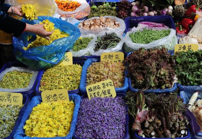 昆明篆新农贸市场内售卖的各种春花野菜 杨峥 摄