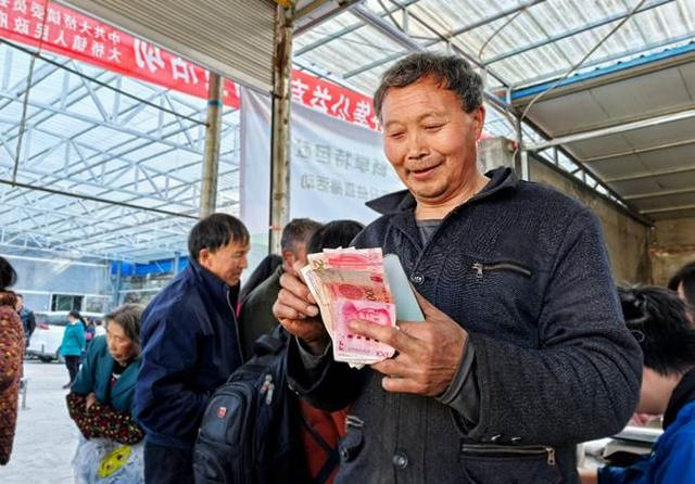 （农户在家门口将山野菜“变现” 胡宇 摄）