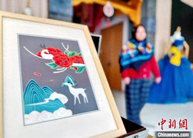 3月24日，甘肃临夏回族自治州东乡族自治县锁南镇城南社区，刺绣枢纽为当地农村妇女提供就业机会。高展 摄