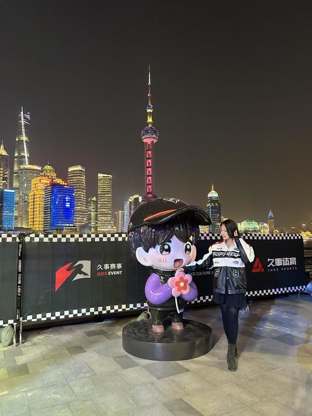 北外滩格子旗嘉年华，车迷与周冠宇萌版IP“小周”合影。 本文图片均为戴媛媛 摄