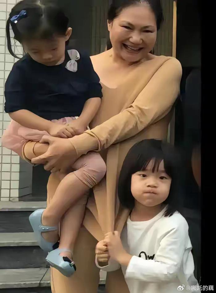 小S女儿许老三排斥小玥儿，肢体语言显不满，家庭关系引关注