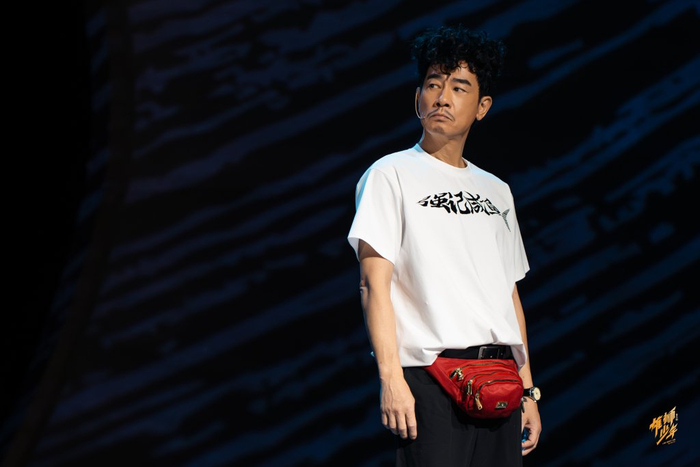 陈小春在音乐剧《雄狮少年》中饰演咸鱼强