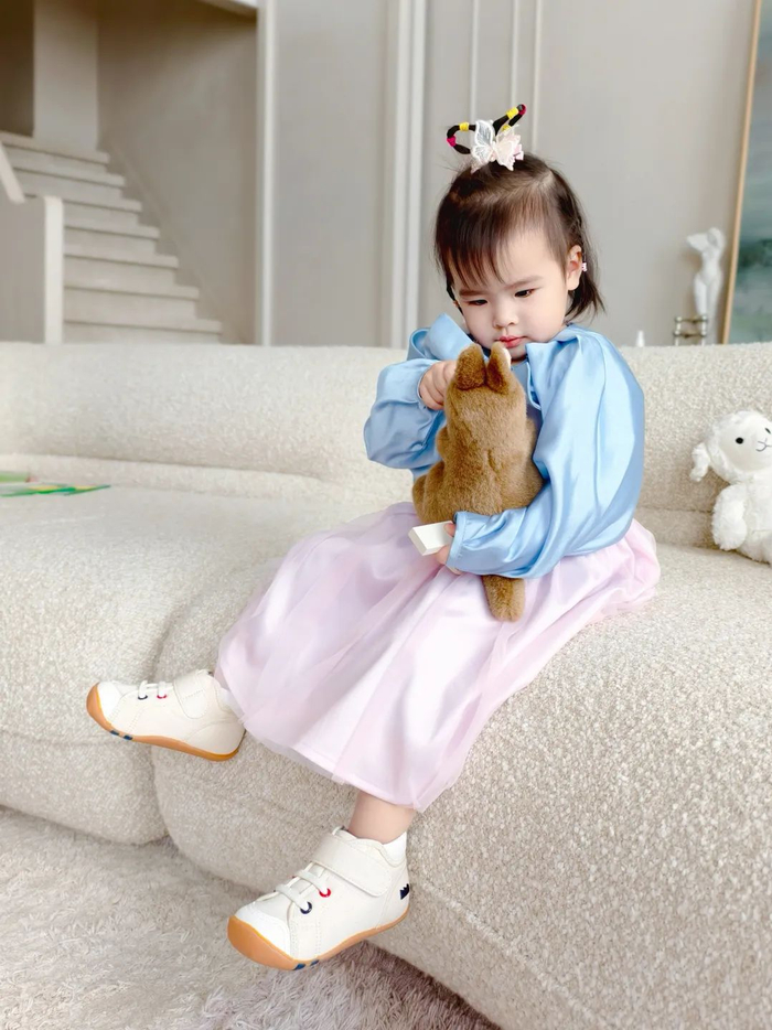 胖乎乎的圆头鞋身，有着看得见的好品质。圆润的米白色鞋身，配橡胶鞋底，鞋头和脚踝处，分别用柔软的皮革包裹，绑带穿孔处还点缀了红蓝撞色，日系简约中透着萌趣。