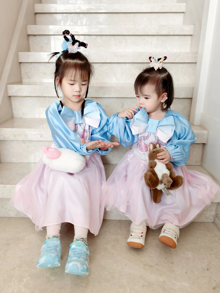 他家的每一双鞋都经过上百道工序淬炼，曾斩获日本KIDS DESIGN AWARD大奖认证。独创的非对称鞋楦、科学上翘鞋头等专利设计，让童鞋不仅是行走工具，更是陪伴孩子奔跑跳跃的成长伙伴，可以说见证了无数双小脚健康长大，特别暖心。