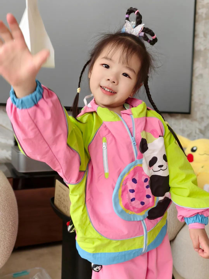 设计师从苗族扎染中提取渐变逻辑，用现代数码印花技术实现水墨晕染效果，让每件外套都成为独一无二的“移动艺术展”，这次的年衣格外会玩~