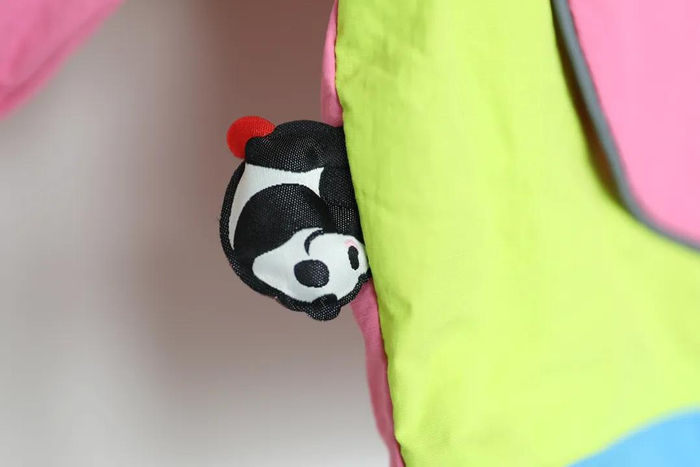 在风大的帝都，这件外套能帮宝宝防风不意味着裹成粽子。年衣的连帽结构暗藏“温度结界术”，帽口抽绳一拉、下摆卡扣一紧，袖口松紧带自动锁边。