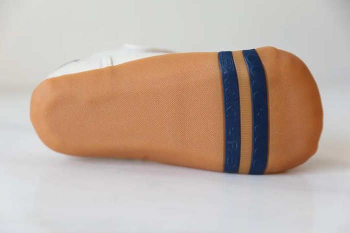 这双鞋还有一个范主觉得好的地方，那就是内里的毛巾绒材质吸汗透气，春秋适宜，冬季换一个加绒内胆，又能让小脚始终干爽温暖。一年四季都有的穿~